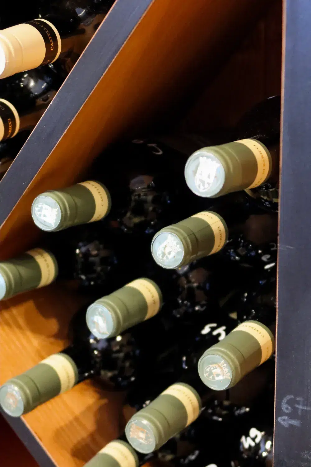 Bouteilles de vin en stockage Bouteilles de vin dans un casier en bois