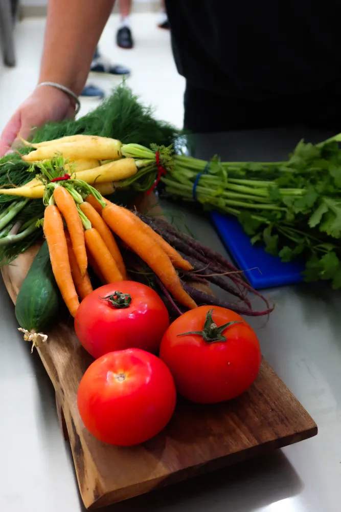 Légumes frais pour la cuisine Légumes frais sur une planche en bois, tomates et carottes